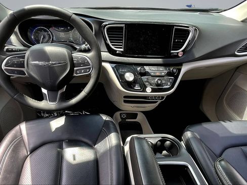 Used 2024 Chrysler Pacifica Touring-L FWD image 8