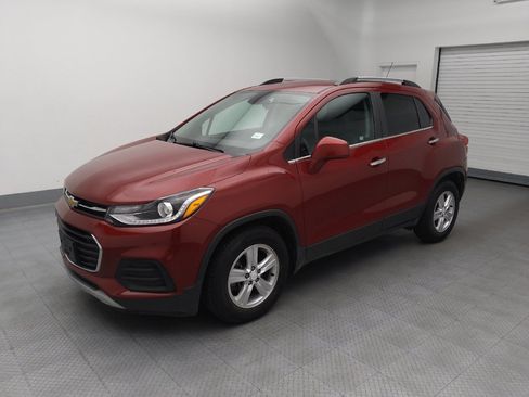 Used 2019 Chevrolet Trax LT w/ LT Convenience Package FWD image 2