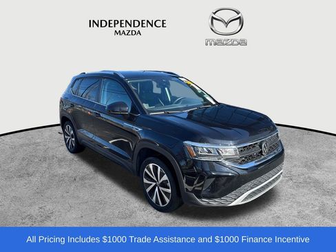 Used 2024 Volkswagen Taos SE image 1