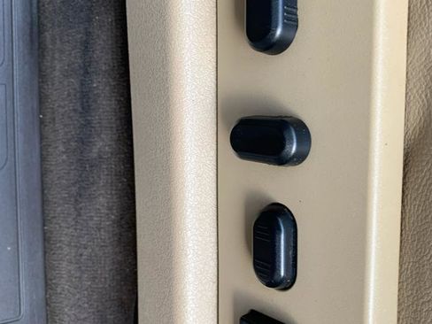 Used 2010 Ford F150 Lariat image 26