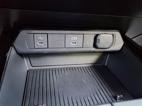 Used 2025 Toyota Prius FWD image 7