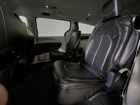 Used 2024 Chrysler Pacifica Touring-L FWD image 25