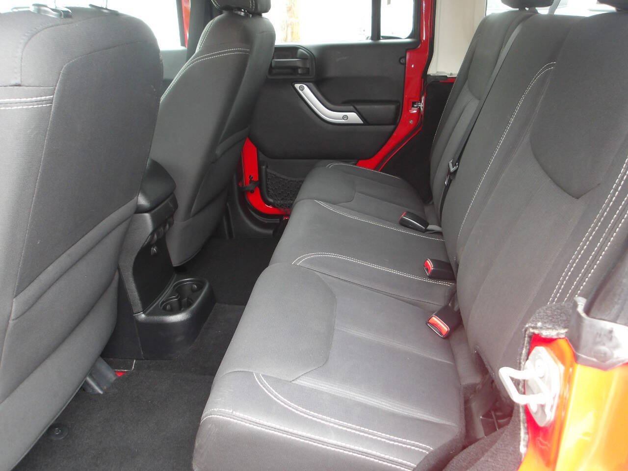 Used 2015 Jeep Wrangler Unlimited Sahara w/ Connectivity Group AWD/4WD image 8