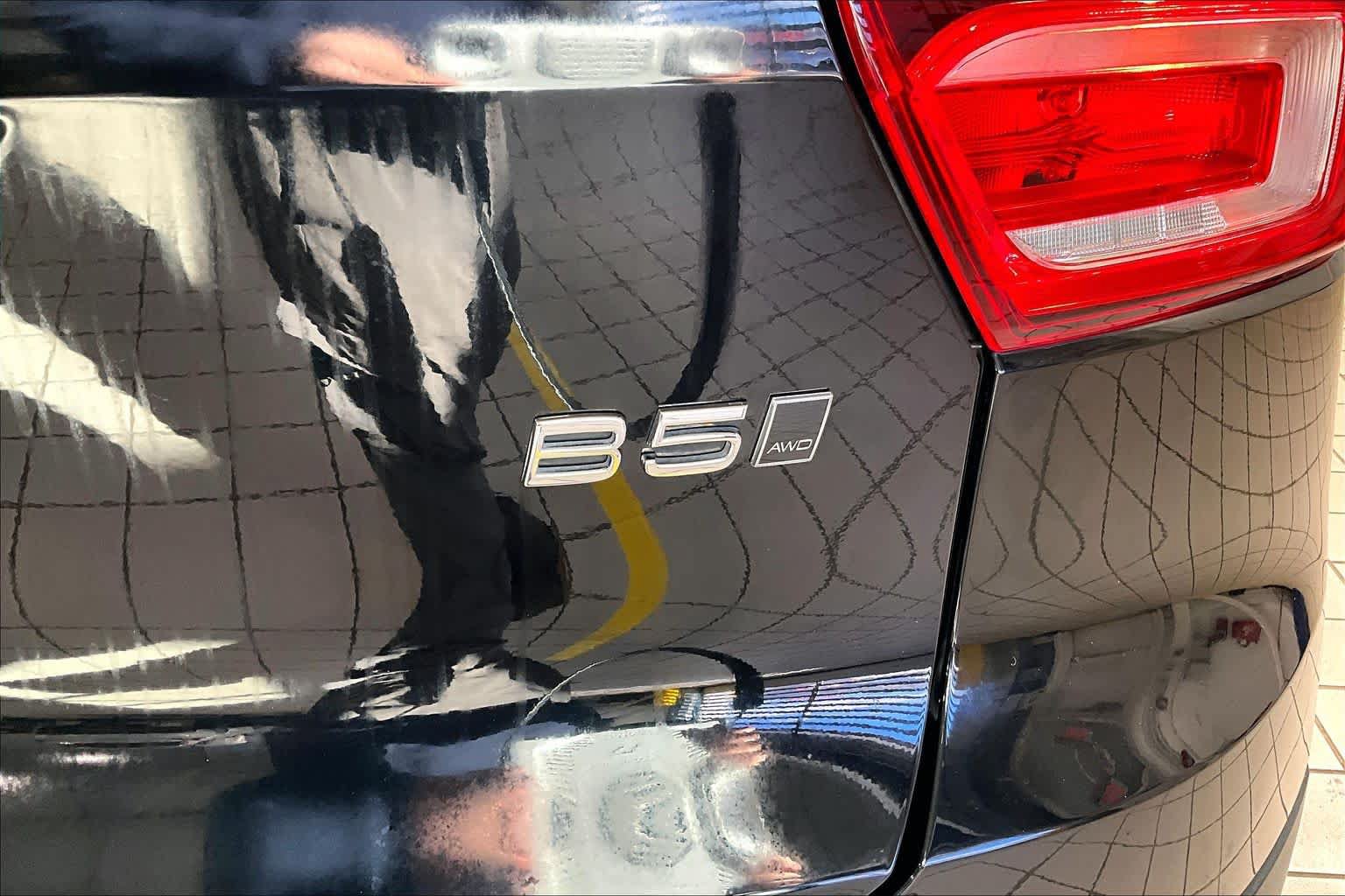 Certified 2024 Volvo XC40 B5 Plus w/ Climate Package AWD/4WD image 10