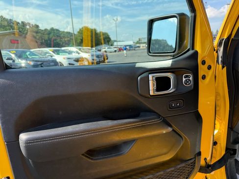 Used 2019 Jeep Wrangler Unlimited Sahara w/ Uconnect 4C Nav & Sound Group AWD/4WD image 16