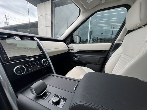Used 2024 Land Rover Discovery S image 28