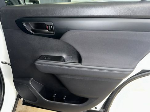 Used 2023 Toyota Highlander L FWD image 25