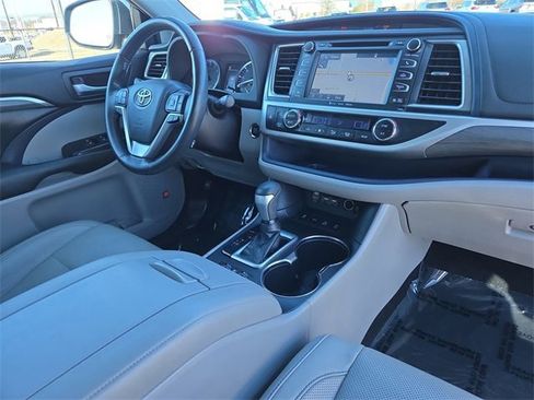 Used 2019 Toyota Highlander Limited Platinum image 17