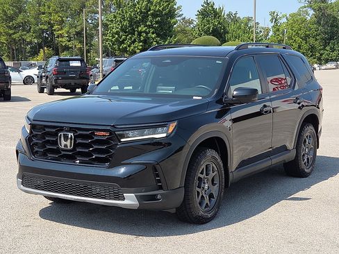 Used 2025 Honda Pilot TrailSport image 2