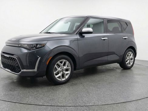 Used 2025 Kia Soul LX w/ LX Technology Package FWD image 3