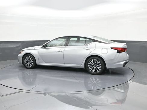 Used 2024 Nissan Altima 2.5 SV FWD image 5