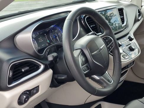 Used 2024 Chrysler Pacifica Touring-L FWD image 10
