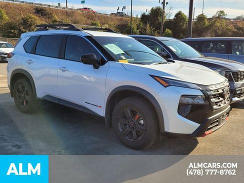 Used 2025 Nissan Rogue SV image 9