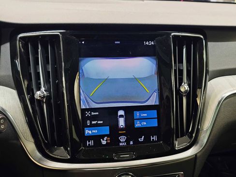 Used 2022 Volvo V60 T5 Cross Country image 13