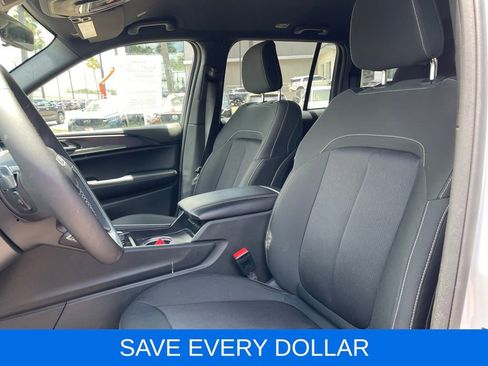 Used 2025 Jeep Grand Cherokee Laredo AWD/4WD image 13