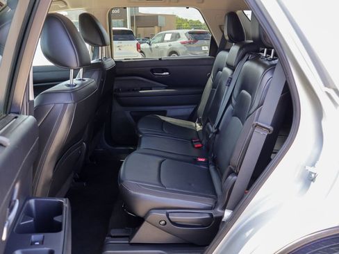 Used 2025 Nissan Pathfinder SL AWD/4WD image 9