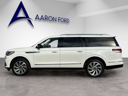 Used 2024 Lincoln Navigator L Reserve AWD/4WD image 3