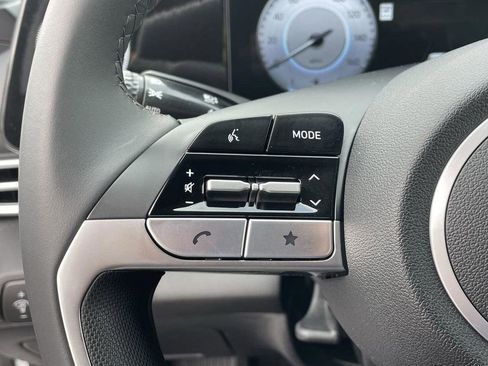 New 2025 Hyundai Elantra Limited FWD image 32