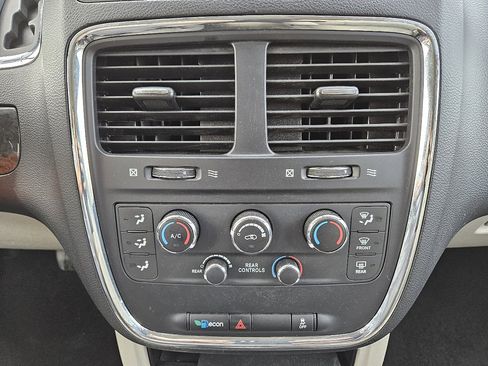 Used 2018 Dodge Grand Caravan SE image 44