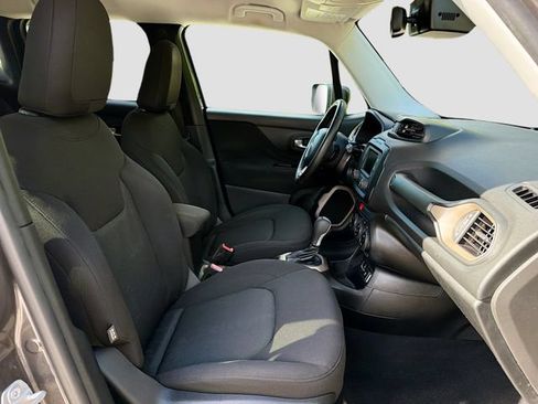 Used 2017 Jeep Renegade Latitude w/ Popular Equipment Group FWD image 14