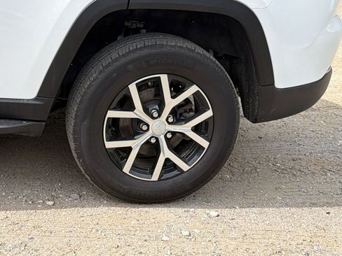 Used 2024 Jeep Grand Cherokee Limited w/ Luxury Tech Group II image 12