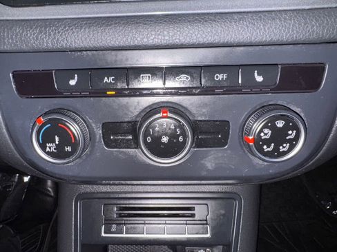 Used 2017 Volkswagen Tiguan S image 32