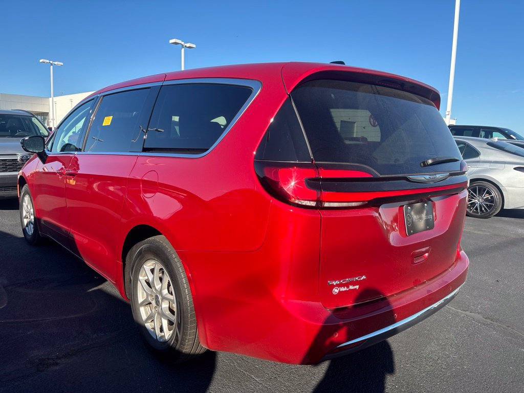 Used 2024 Chrysler Pacifica Touring-L FWD image 3