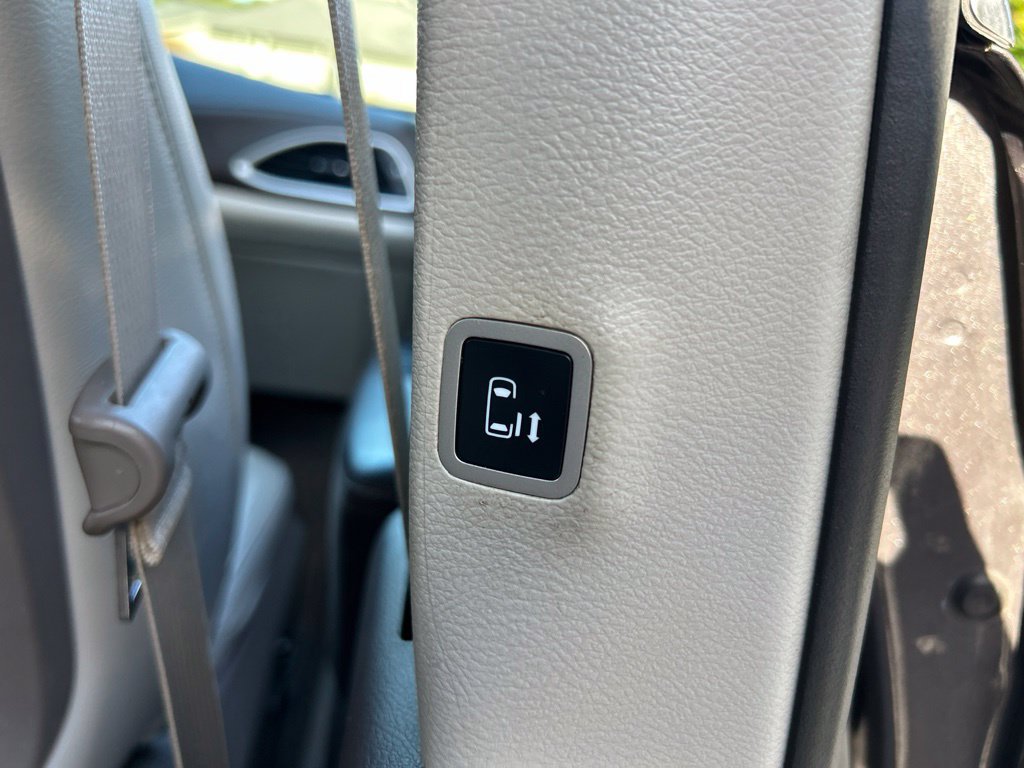 Used 2021 Chrysler Pacifica Touring-L w/ Uconnect Theater Family Group FWD image 51