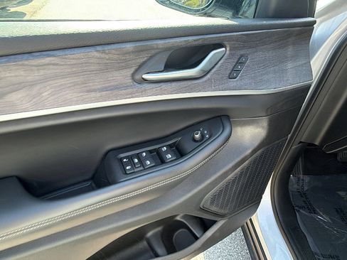 Used 2024 Jeep Grand Cherokee Limited w/ Luxury Tech Group II image 15