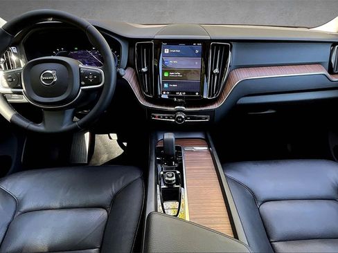 Certified 2022 Volvo XC60 B5 Momentum image 7