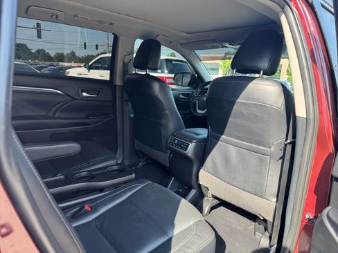 Used 2019 Toyota Highlander Limited Platinum w/ Carpet Mat Package (TMS) AWD/4WD image 17