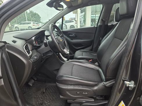 Used 2017 Chevrolet Trax LT w/ LT Convenience Package FWD image 9