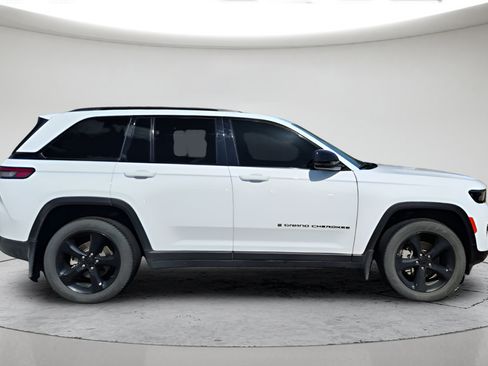 Used 2025 Jeep Grand Cherokee Limited w/ Black Appearance Package AWD/4WD image 2