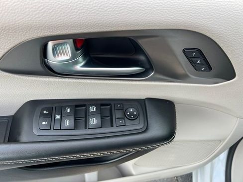 Used 2022 Chrysler Pacifica Touring-L FWD image 12