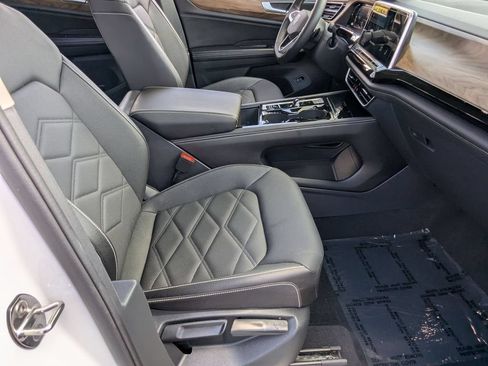 Used 2025 Volkswagen Atlas SE FWD image 32