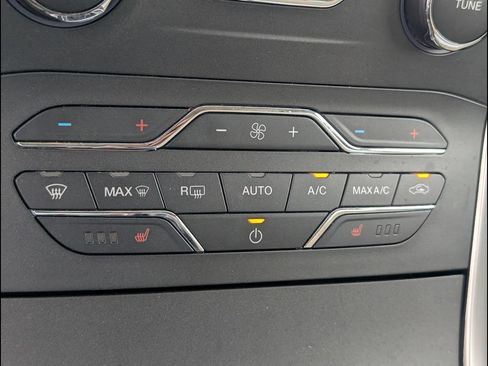 Used 2017 Ford Edge SEL w/ Equipment Group 201A AWD/4WD image 16