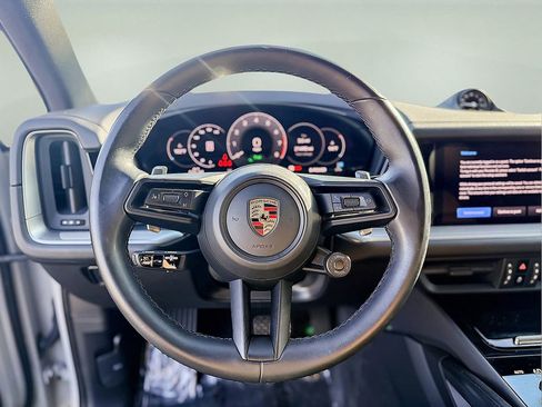 Used 2024 Porsche Cayenne w/ Premium Package image 20