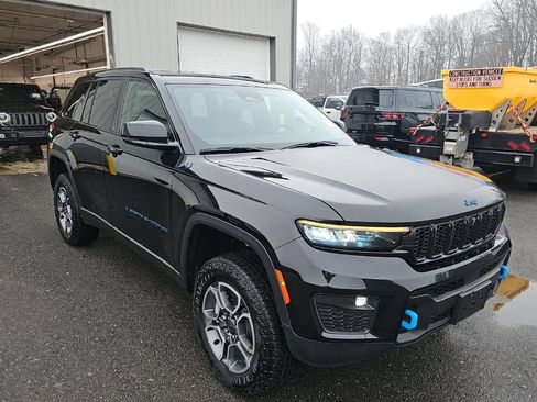 Used 2023 Jeep Grand Cherokee Trailhawk w/ Luxury Tech Group III image 2