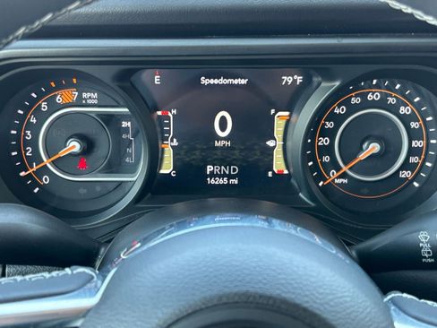 Used 2025 Jeep Wrangler Unlimited Sahara AWD/4WD image 40