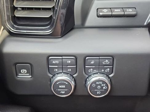 Used 2024 GMC Sierra 1500 AT4 w/ Technology Package AWD/4WD image 22