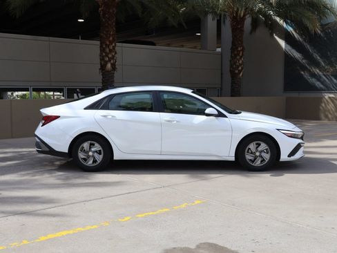 Used 2025 Hyundai Elantra SE FWD image 4