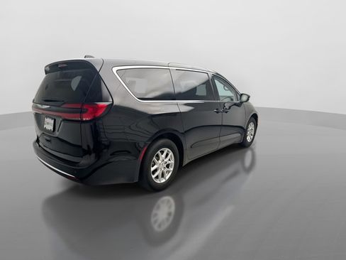 Used 2023 Chrysler Pacifica Touring-L FWD image 5