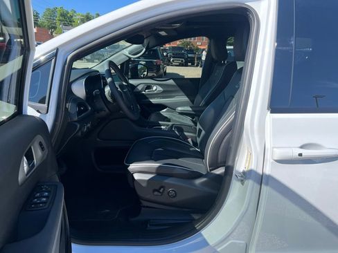 Used 2024 Chrysler Pacifica Limited w/ S Appearance Package image 13
