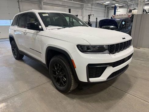 New 2026 Jeep Grand Cherokee Laredo AWD/4WD image 2