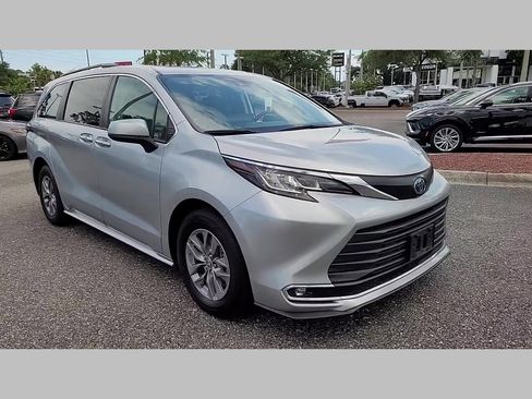 Used 2023 Toyota Sienna XLE image 38