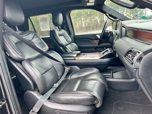 Used 2018 Lincoln Navigator Select image 11