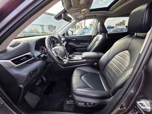 Used 2022 Toyota Highlander XLE image 15
