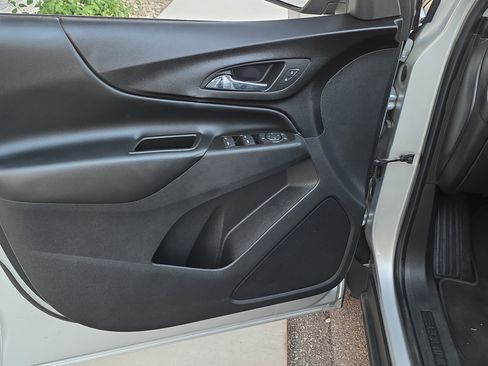 Used 2020 Chevrolet Equinox LT image 11