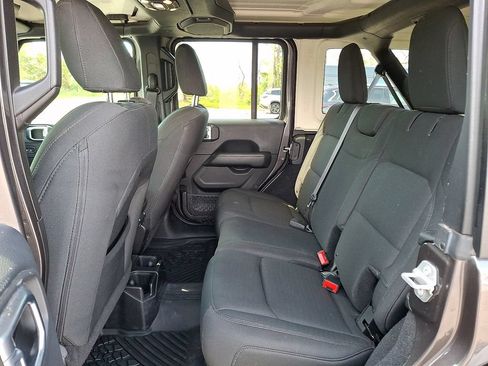 Used 2019 Jeep Wrangler Unlimited Sahara AWD/4WD image 13