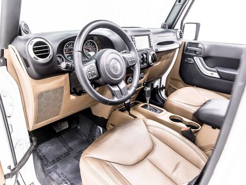 Used 2014 Jeep Wrangler Unlimited Sahara w/ Connectivity Group AWD/4WD image 27